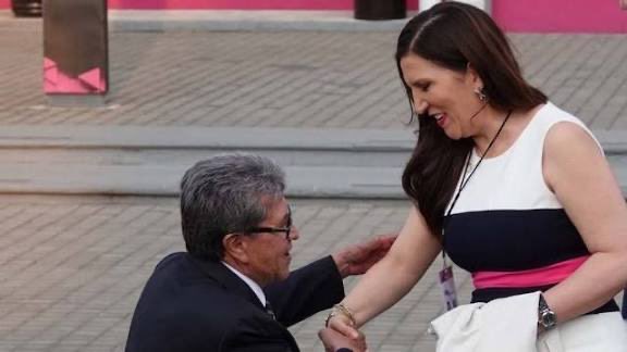 <a href="/kenialopezr/">Dra. Kenia López Rabadán</a> Antes eras la que gritaba “#FiscalCarnal” y pedía juicio político a Gertz.
Ahora suenas a boletín oficial de la 4T, mientras le dan embajada premio al mismo señor y le abren paso a Ernestina Godoy.
El giro fue tan rápido que hasta se me revolvió el estómago.
Saludos… y qué