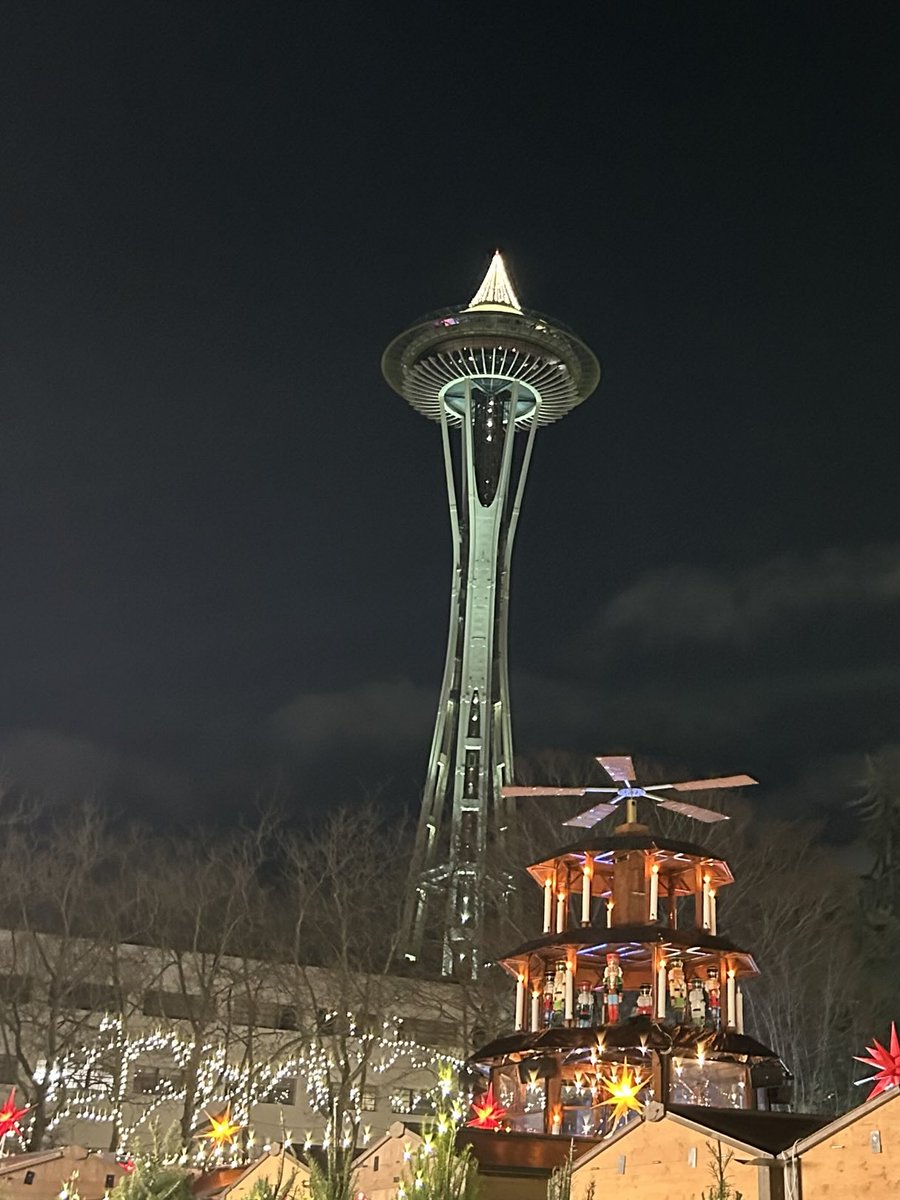 KSeattleWeather's tweet photo. Holiday season is here! ⁦@seattlecenter⁩ https://t.co/xGC8KeST8v
