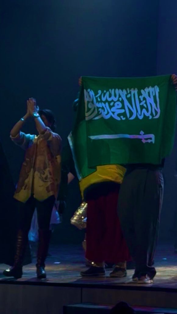 لطالما رغبت انا اكون جزءا من هذا الحدث الاستثنائي اللذي يقام سنويا .. نحاح جميل اضفته في ارشيفي مع جمهور الرياض الاكثر من رائع شكرا ل حفاوه الاستقبال و شكرا لحضوركم و شكرا لكل كلمه و تشجيع و طاقه جميله عطيتونا ياها .. شكرا ل معالي المستشار على دعمه لنا و احتضان عرضنا المسرحي في