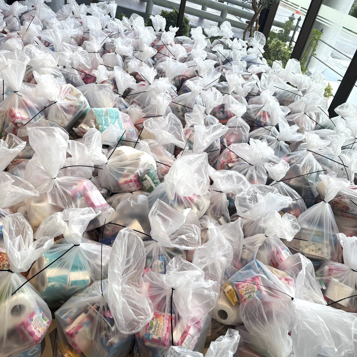 Unrulycat2511's tweet image. &quot;พรรคเพื่อไทย&quot; เปลี่ยนห้องแถลงข่าวเป็นจุดรวมระดมทรัพยากรแพ็คเป็นชุดของยังชีพก่อนจะนำส่งไปยังภาคใต้ให้กับพี่น้องประชาชนที่ได้รับผลกระทบจากน้ำท่วม