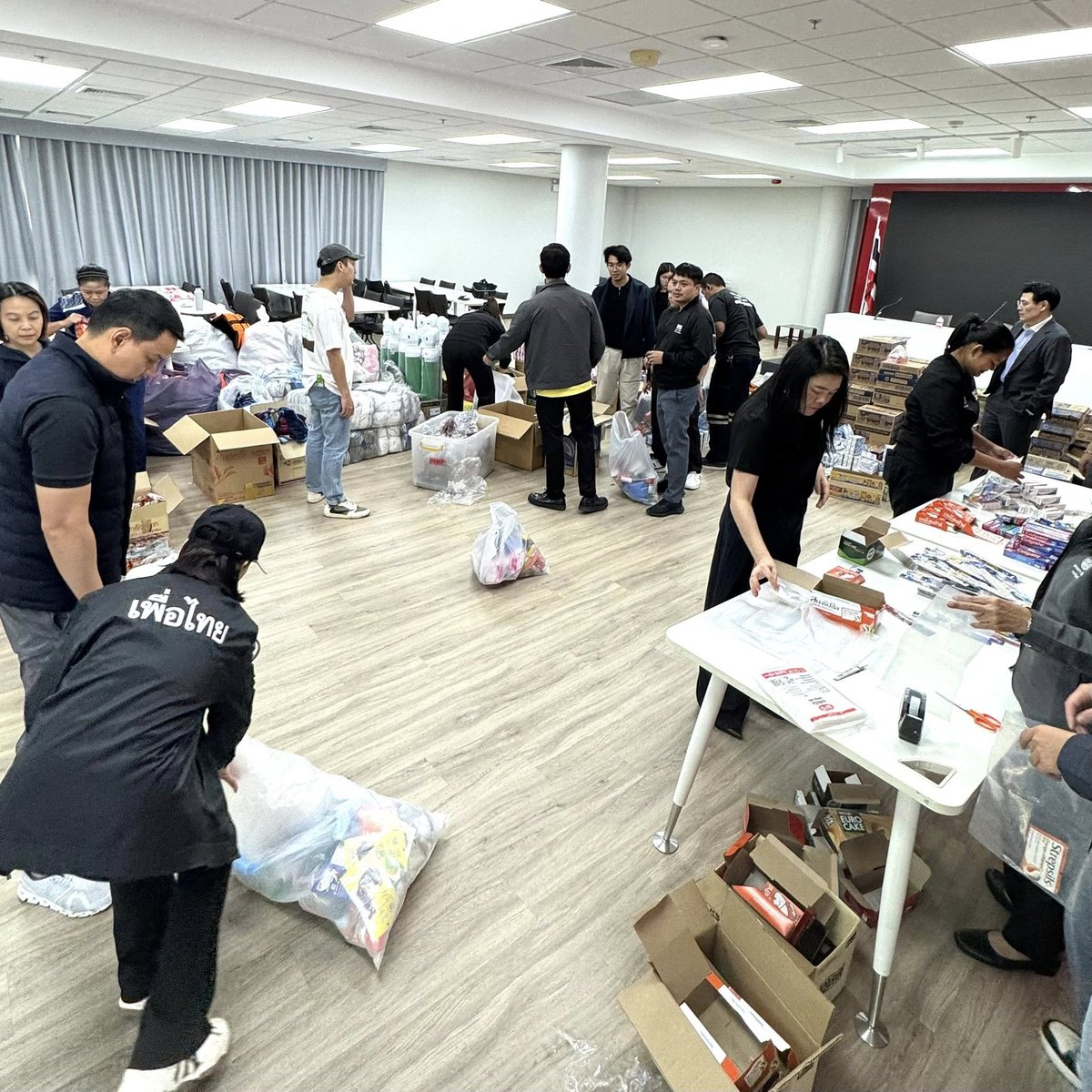 Unrulycat2511's tweet image. &quot;พรรคเพื่อไทย&quot; เปลี่ยนห้องแถลงข่าวเป็นจุดรวมระดมทรัพยากรแพ็คเป็นชุดของยังชีพก่อนจะนำส่งไปยังภาคใต้ให้กับพี่น้องประชาชนที่ได้รับผลกระทบจากน้ำท่วม