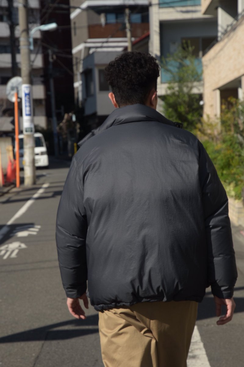 毎シーズン素材やデザインを変更しながらリリースされているブランド定番のダウンジャケット。今季は日本のダウンメーカーのNANGAに製作を依頼した"DOWN JACKET"。軽い着心地と秀逸なカラーリングが唯一無二な一着です。

¥74,800 TAX IN

onlinestore.1ldkshop.com/c/mens/m-outer…