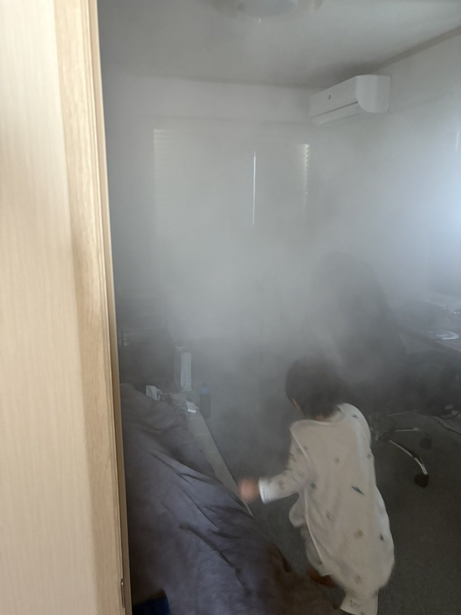風邪のため別部屋で寝ることになった夫に、
「加湿して寝てね〜」って言ったけどこれはさすがに加湿しすぎwww
火事かと思ったわwwwww