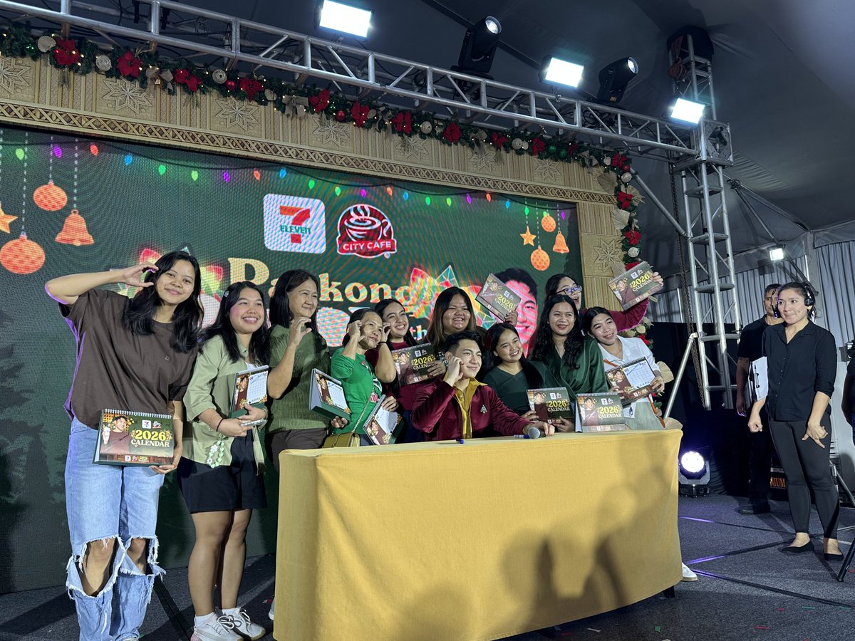 TheDarrenatics2's tweet photo. Some photos taken from the Meet and Greet portion with Darren at the Christmas Fan Meet (part 1)
#DARREN @Espanto2001
#711ph #CityCafe #CCYourCoffeeBestie #FanMeetExperience #PaskongPinoywithDarren https://t.co/nXoBvC8Rwf