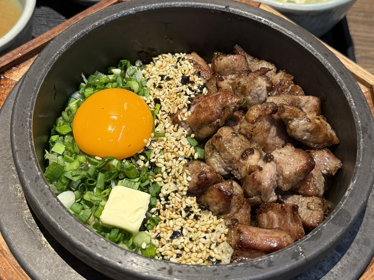 fullandfun's tweet photo. ข้าวอบเกาหลี หน้าเนื้อก็นุ่ม หน้าปลา หอยเชลล์ ปลาไหล ก็เลิศ เหลือข้าวครึ่งหม้อเติมน้ำซุปต่อสุดอุมามิ กิมจิสด ผักกร๊อบกรอบ

📍SOLSOT (โซลสท) มีหลายสาขา @aroii https://t.co/2RfnVkLpKb