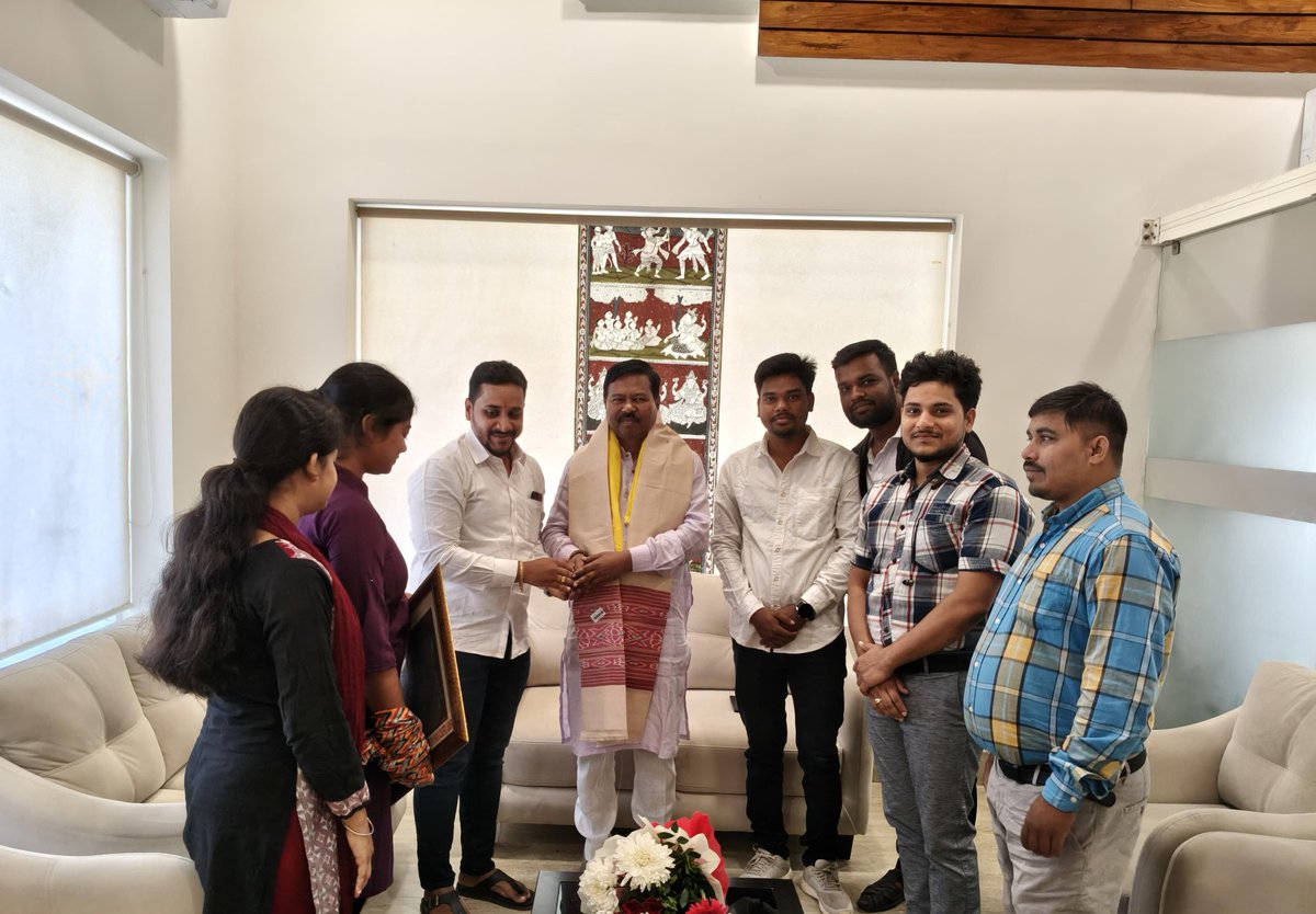 Osefd123's tweet photo. ଓଡ଼ିଶାରେ ସ୍ବତନ୍ତ୍ର ଶିକ୍ଷକ ନିଯୁକ୍ତି ପଦକୁ ଅନୁମୋଦନ ମିଳିଥିବାରୁ ଆମ ସଂଘ ନିରବଚ୍ଛିନ୍ନ ଭାବେ ସହଯୋଗ ଓ ମାର୍ଗଦର୍ଶନ ପ୍ରଦାନ କରିଥିବାରୁ ଆମ ସଂଘର ପ୍ରତିନିଧି ମଣ୍ଡଳୀ ଗଣ ମାନ୍ୟବର ପୂର୍ବତନ କେନ୍ଦ୍ରମନ୍ତ୍ରୀ ଇଂ ବିଶେଶ୍ୱର ଟୁଡୁଙ୍କୁ‌ ସାକ୍ଷାତ କରି ବିନମ୍ରତାର ସହ କୃତଜ୍ଞତା ଓ ଧନ୍ୟବାଦ ଜ୍ଞାପନ କରିଛନ୍ତି। https://t.co/RuMP69eGDe