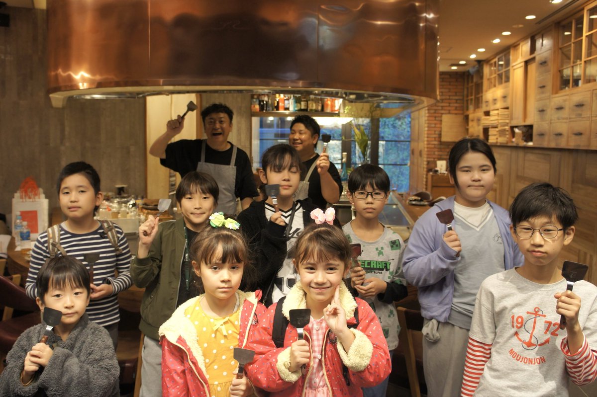 hottokenine's tweet photo. 【イベントレポート】
親子で楽しむお好み焼き体験🍴
11月16日(日)、鉄板五十六 東京駅八重洲店にて、小学生を対象に「お好み焼き体験イベント」を開催しました！

今回の講師は、株式会社スマイルリンクル 代表の須藤 剛さんと取締役の大島 清志さん！ https://t.co/3mDInTkC59