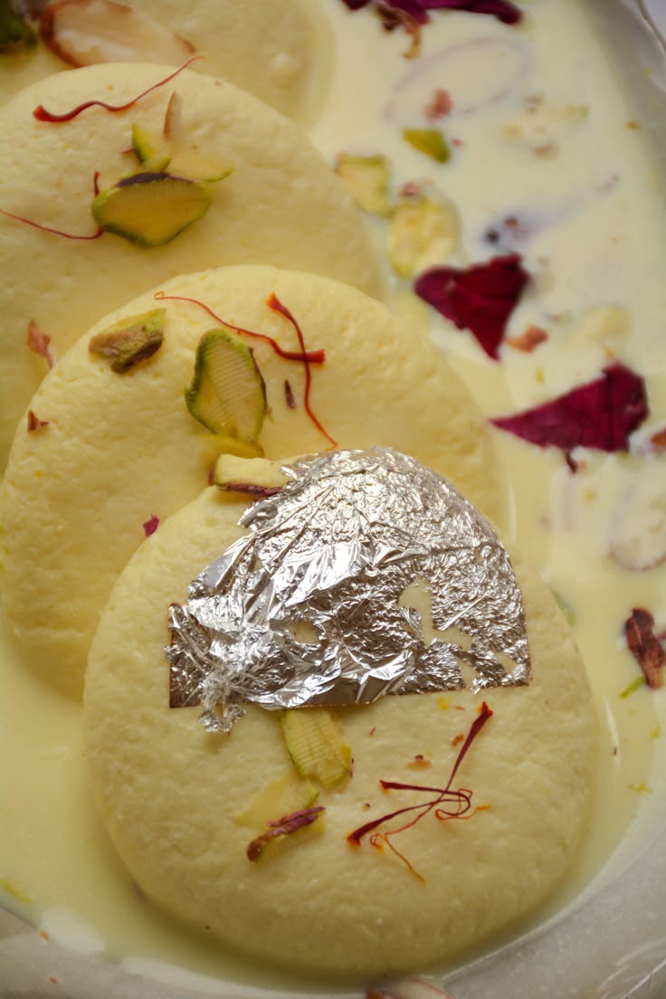 oye_New_Bie's tweet image. Choose one only?