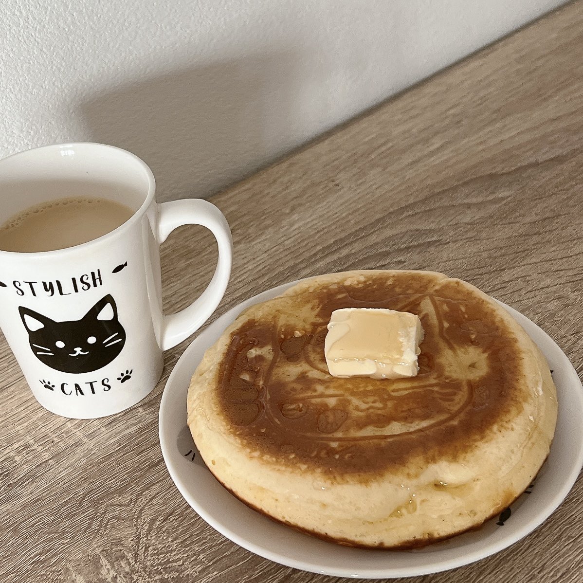 imeka77's tweet photo. 忙しかった11月も終わりますね
カフェオレとにゃんこ先生のパンケーキで一息入れましょ🥞´-
 #にゃんこ先生  #パンケーキ https://t.co/rmcrJXj6WE
