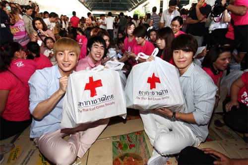 chayahyunx's tweet image. Super Junior ไม่เคยทิ้งประเทศไทย 🥺

น้ำท่วม 2554                    น้ำท่วม 2568