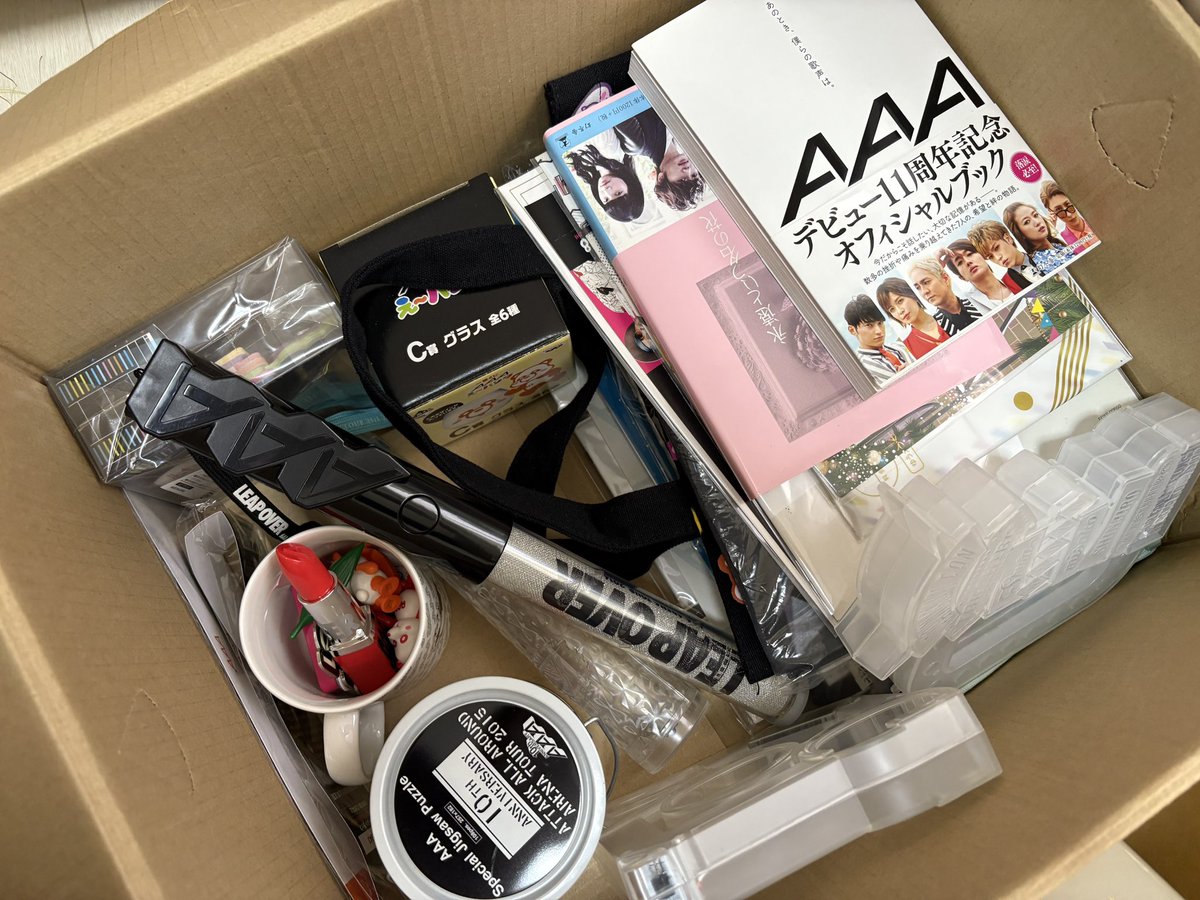 2_Nsy_4's tweet photo. グッズの管理ってみんなどうしてるんだろう、、飾るの苦手なんだけどずっと箱に眠りっぱなしになっちゃってる、ライブがあればまた別なんだけどな特にAAA https://t.co/Y91dY3hKwY