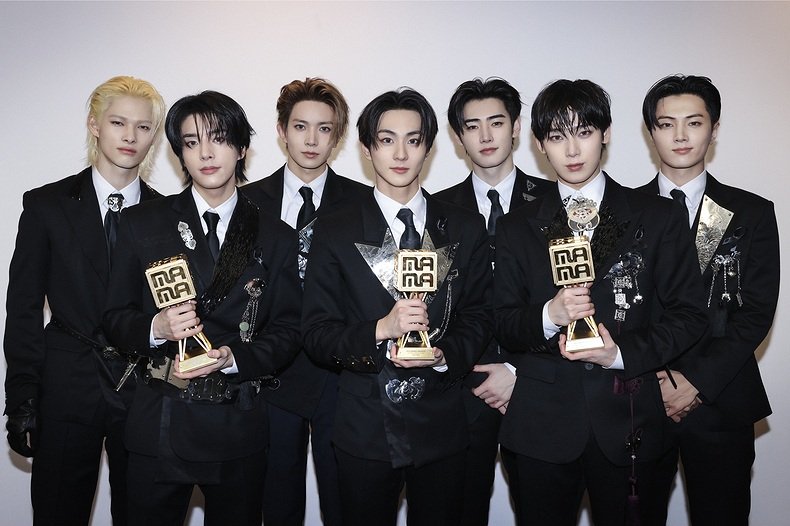 enhapopbase's tweet image. ENHYPEN with their awards from yesterday&apos;s 2025 MAMA Awards.