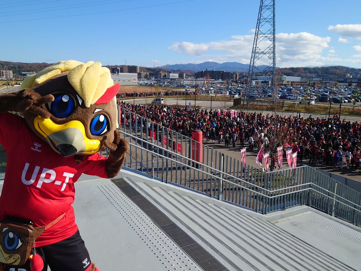 zweigen_staff's tweet photo. 【鹿児島戦】

たくさんのご来場ありがとうございます☺️

ゲンゾーがお出迎えしますよ〜🦅✨

#zweigen #力戦奮闘 https://t.co/92wsxIbo0f