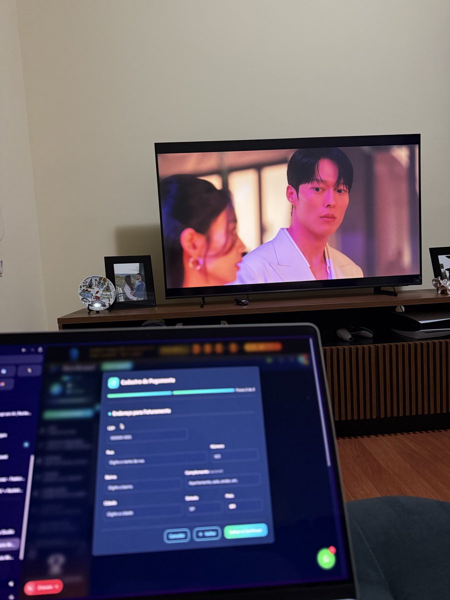 tsu_node's tweet image. Story do @adamsnows na esquerda, eu agora na direita 😭

Vendo dorama por causa da @euleticiaazuos, queria estar vendo um narutinho