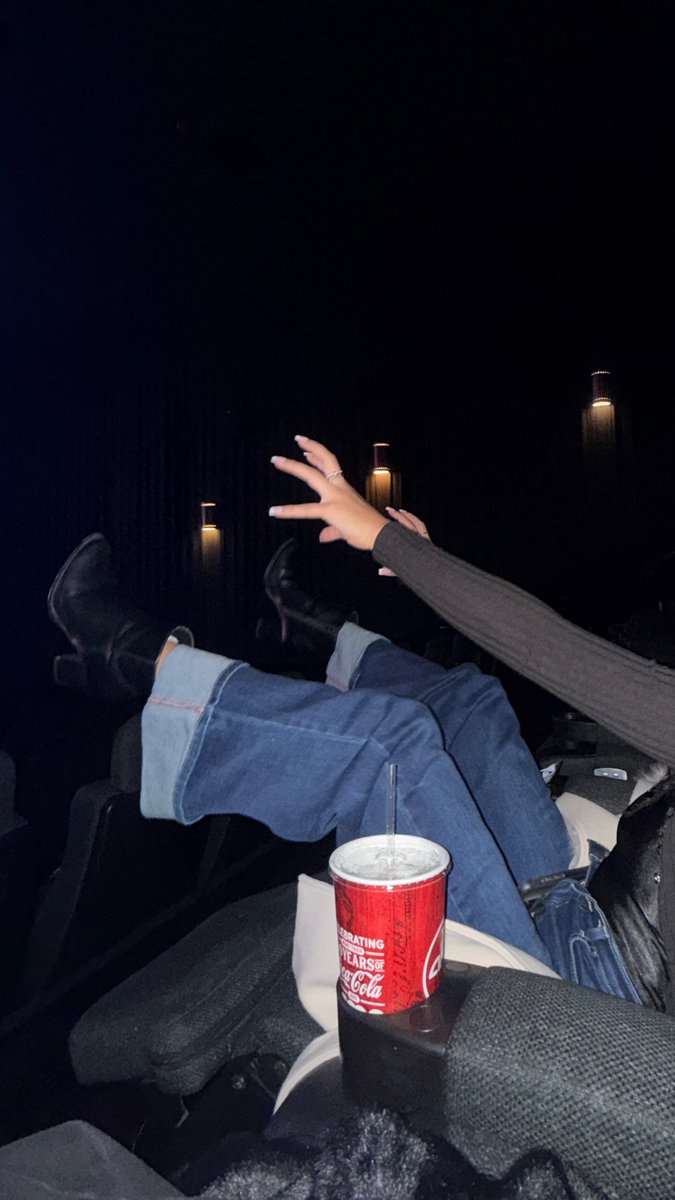 pussypower67's tweet photo. she thinks she’s on the back of elphaba’s broom- don’t take a drunk girl to a 3D movie. #wicked2 https://t.co/U1HaokBNDX