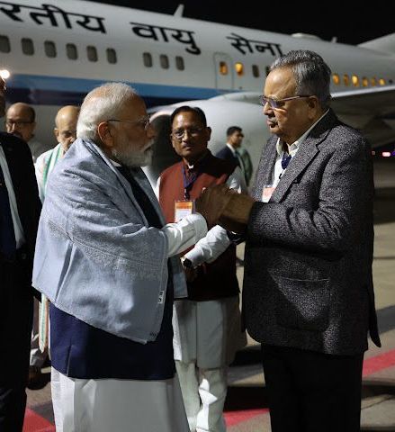 drramansingh's tweet image. गत संध्या हमारे यशस्वी प्रधानमंत्री माननीय श्री @narendramodi जी का रायपुर विमानतल पर आत्मीय स्वागत कर छत्तीसगढ़ की पावन भूमि पर उनका अभिनंदन किया।