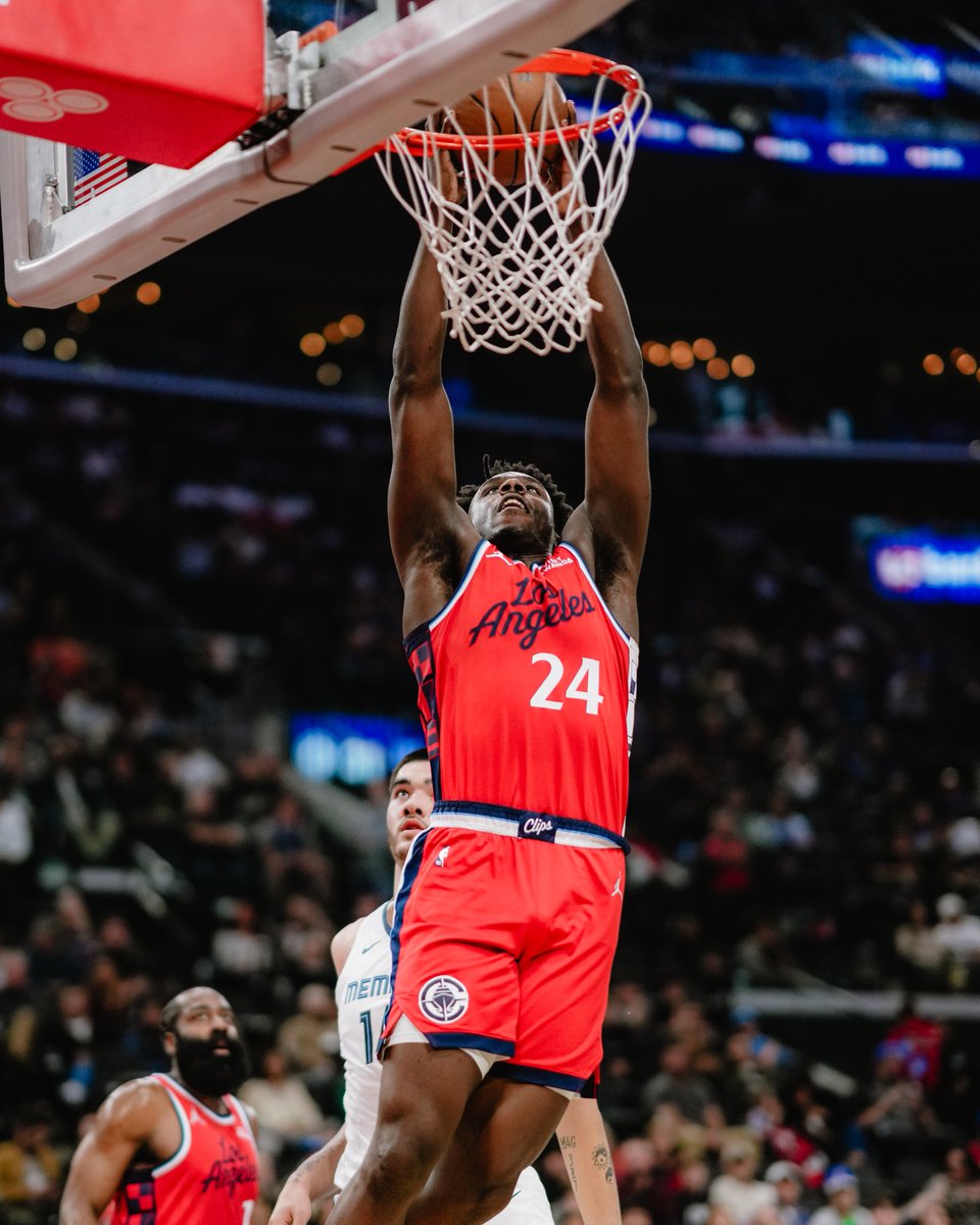 THROW IT DOWN, KOBE BROWN 👀  