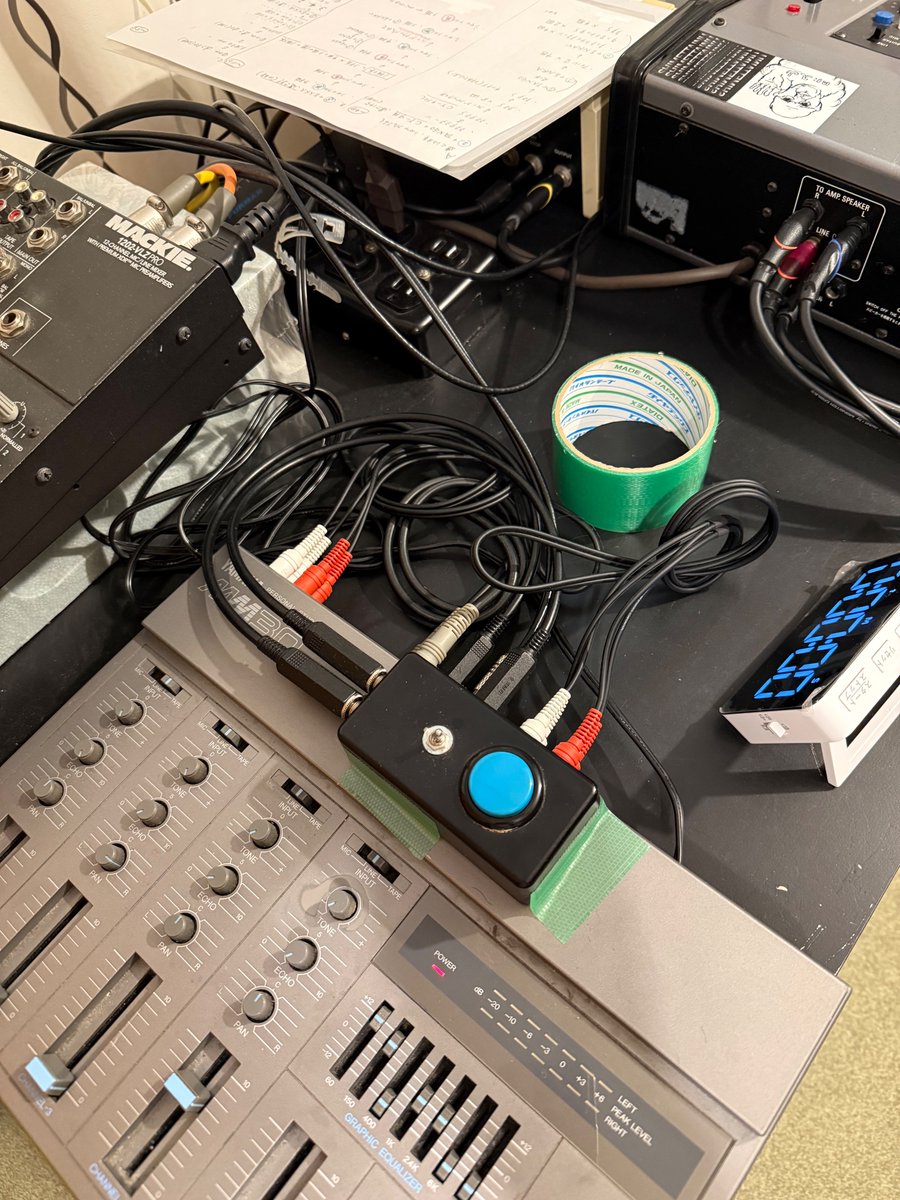 今夜はこちら。plastic theaterで19時から23時半までやってますのでよろしくお願いします。
入山さんステッカーの力を借りて頑張ります。