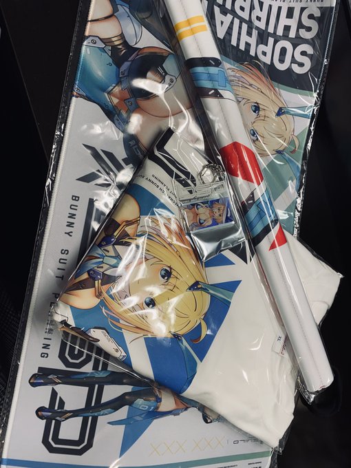 ナダレさんのポップアップ行ってきた! ソフィアちゃんのアクスタなくなってたけどタペシャツマットアクキーを買いましたわよ