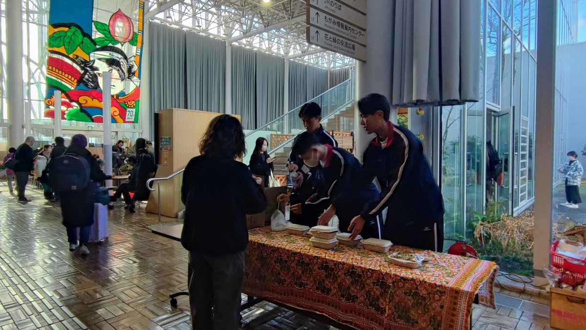 ShinjoHigashiFC's tweet photo. 【#ボランティア活動 】

本日、サッカー部の皆は
#新庄駅 #ゆめりあ にて、
イベントのお手伝いをしています☺︎
#イケメンズ に会えますよ✧*｡

ぜひお立ち寄りください♩

#イベント #お弁当販売 #物販 https://t.co/uYu0eK7rfr