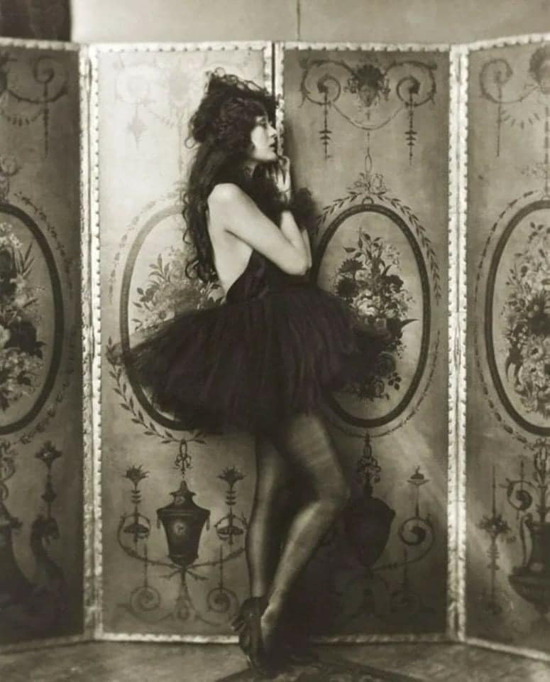 HirookaRicardo's tweet photo. Silent movie star  Dolores Costello (Drew Barrymore's grandmother) as a Ziegfeld girl , 1923 https://t.co/v4IMU9WKYf