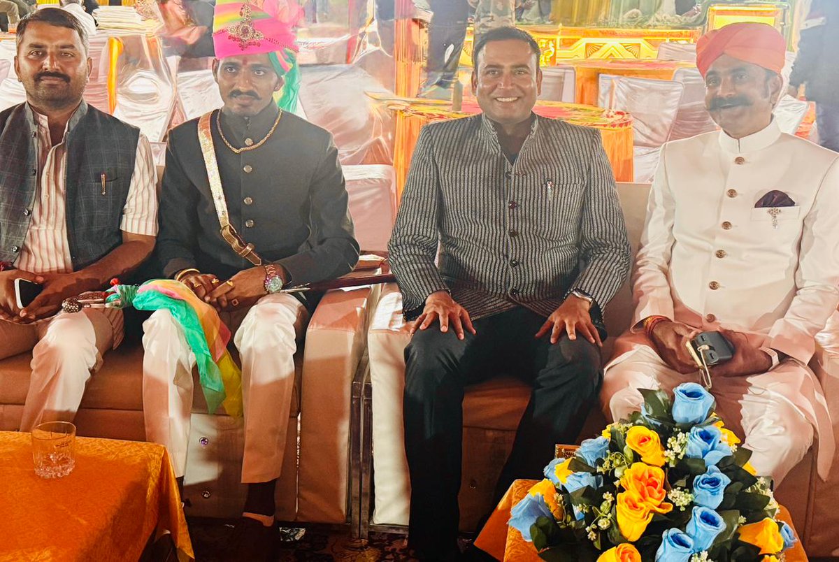 गत रात्रि शिव विधानसभा क्षेत्र के हाथी सिंह का गांव (कोटड़ा) में श्री हीर सिंह जी के सुपुत्र श्री सत्येंद्रपाल सिंह जी के विवाह समारोह में सम्मिलित होकर समस्त परिवारजनों को शुभकामनाएं प्रेषित की।