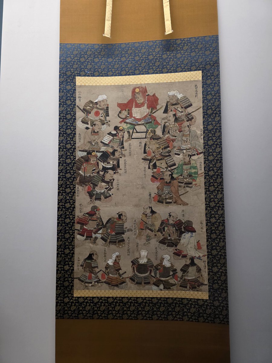 다케다 신겐 얘기 나오길래 신기해서 찍엇음ㅋㅋㅋㅋㅋㅋ 뒤 그림의 가운데 빨간갑옷이 다케다 신겐이래 내가 아는 신겐은 미남인데 ㅈㄴ신기하다