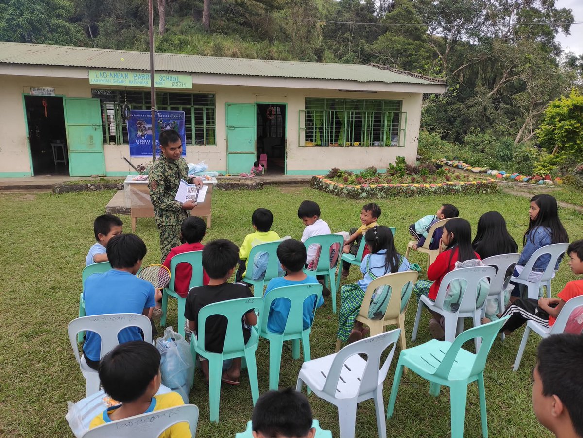PCADG_CAR's tweet photo. Benguet 2nd PMFC, Nagsagawa ng Maagang Pamimigay ng Regalo at Outreach Program sa Kapangan

Nagsagawa ng isang makabuluhan at masayang outreach program ang Benguet 2nd Provincial Mobile Force Company (PMFC) sa Lao-angan Elementary School sa Lao-angan, Gaddang, Kapangan, Benguet noong Nobyembre 25, 2025. Pinangunahan ito ng kanilang hepe, PLTCOL CZYMEERE NICANOR A VALENCERINA, bilang bahagi ng kanilang patuloy na adbokasiya para sa edukasyon, kaligtasan, at kapakanan ng mga kabataan sa lalawigan.

Sa pamumuno ni PMAJ DICK K LATOGAN, nagsagawa ang grupo ng serye ng mga lektura para sa mga mag-aaral mula Kindergarten hanggang Grade 6. 

Layunin nitong mabigyan ang mga bata ng wastong impormasyon upang maging handa sila sa iba’t ibang hamon sa kanilang kapaligiran.

Bukod sa mga lektura, isinagawa rin ang iba’t ibang masasayang laro at interactive na aktibidad. Nagbigay ito ng pagkakataon sa mga mag-aaral at pulis na makapag-bonding, magtulungan, at makapagbuo ng pagkakaibigan—isang hakbang tungo sa mas matibay na ugnayan ng pamayanan at kapulisan.

Isa sa mga tampok ng programa ang pamamahagi ng mga school supplies bilang maagang handog sa lahat ng mag-aaral. Ang mga kagamitang ito ay donasyon mula sa C&T Builders Inc., na naglalayong makatulong sa pangangailangan ng mga bata sa kanilang pag-aaral.

Sa kabuuan, ipinakita ng programang ito ang pagtutok ng PNP sa pagbubuo ng matibay na relasyon sa mga paaralan at komunidad. Sa pamamagitan ng ganitong mga aktibidad, layon ng kapulisan na protektahan ang kapakanan ng mga mag-aaral at makuha ang tiwala ng publiko sa pamamagitan ng tapat at tuluy-tuloy na paglilingkod.

Source: https://t.co/ZwbJ7WNdTd

#SaBagongPilipinasAngGustongPulisLigtasKa 
#PCADGCordillera 
#ToServeandProtect