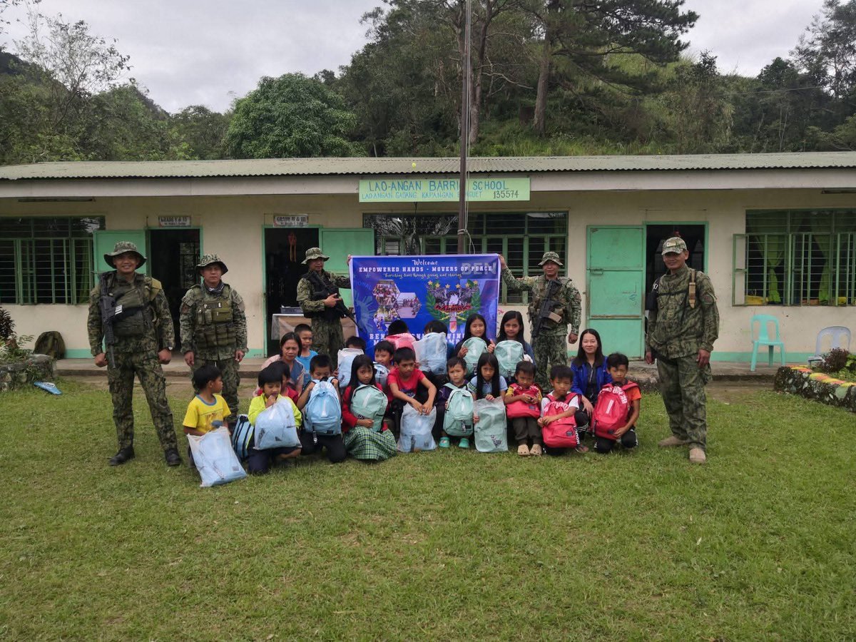 PCADG_CAR's tweet photo. Benguet 2nd PMFC, Nagsagawa ng Maagang Pamimigay ng Regalo at Outreach Program sa Kapangan

Nagsagawa ng isang makabuluhan at masayang outreach program ang Benguet 2nd Provincial Mobile Force Company (PMFC) sa Lao-angan Elementary School sa Lao-angan, Gaddang, Kapangan, Benguet noong Nobyembre 25, 2025. Pinangunahan ito ng kanilang hepe, PLTCOL CZYMEERE NICANOR A VALENCERINA, bilang bahagi ng kanilang patuloy na adbokasiya para sa edukasyon, kaligtasan, at kapakanan ng mga kabataan sa lalawigan.

Sa pamumuno ni PMAJ DICK K LATOGAN, nagsagawa ang grupo ng serye ng mga lektura para sa mga mag-aaral mula Kindergarten hanggang Grade 6. 

Layunin nitong mabigyan ang mga bata ng wastong impormasyon upang maging handa sila sa iba’t ibang hamon sa kanilang kapaligiran.

Bukod sa mga lektura, isinagawa rin ang iba’t ibang masasayang laro at interactive na aktibidad. Nagbigay ito ng pagkakataon sa mga mag-aaral at pulis na makapag-bonding, magtulungan, at makapagbuo ng pagkakaibigan—isang hakbang tungo sa mas matibay na ugnayan ng pamayanan at kapulisan.

Isa sa mga tampok ng programa ang pamamahagi ng mga school supplies bilang maagang handog sa lahat ng mag-aaral. Ang mga kagamitang ito ay donasyon mula sa C&T Builders Inc., na naglalayong makatulong sa pangangailangan ng mga bata sa kanilang pag-aaral.

Sa kabuuan, ipinakita ng programang ito ang pagtutok ng PNP sa pagbubuo ng matibay na relasyon sa mga paaralan at komunidad. Sa pamamagitan ng ganitong mga aktibidad, layon ng kapulisan na protektahan ang kapakanan ng mga mag-aaral at makuha ang tiwala ng publiko sa pamamagitan ng tapat at tuluy-tuloy na paglilingkod.

Source: https://t.co/ZwbJ7WNdTd

#SaBagongPilipinasAngGustongPulisLigtasKa 
#PCADGCordillera 
#ToServeandProtect