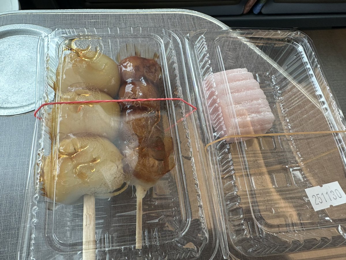 みたらしページ 餡入りみたらし団子(写真の1番左)なんてもんを売ってたので買って