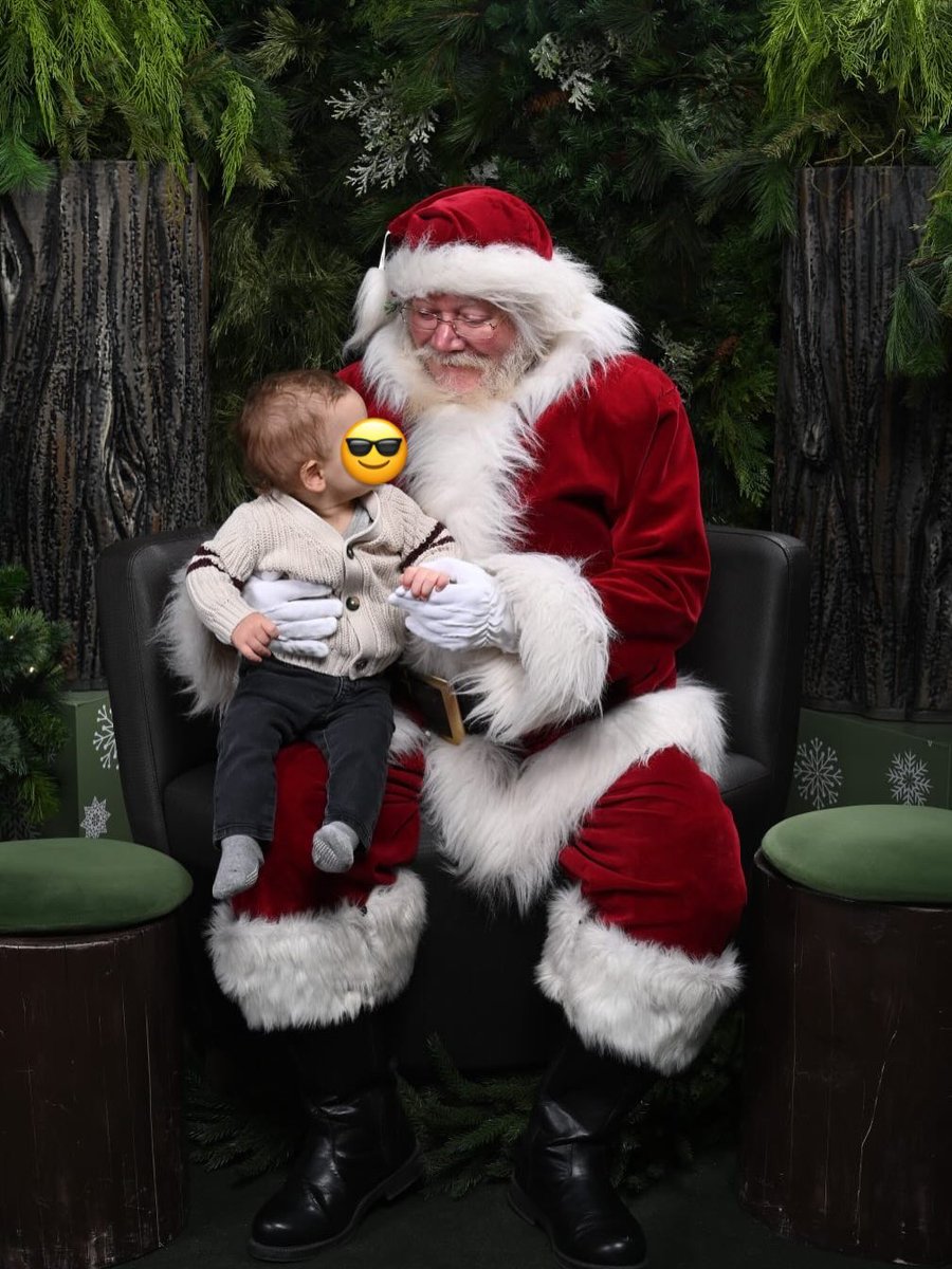 DadBuildsApps's tweet image. サンタさんに会ってきました！
カルガリーにはモールにサンタさんがいっぱいるようです😆