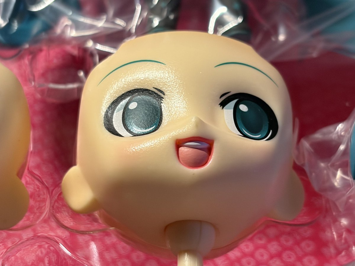 potetotot's tweet image. So apparently completely sealed old nendoroids will develop a sticky residue because the plasticizer has nowhere to evaporate 

Anyway I got an original Miku Nendo for peanuts