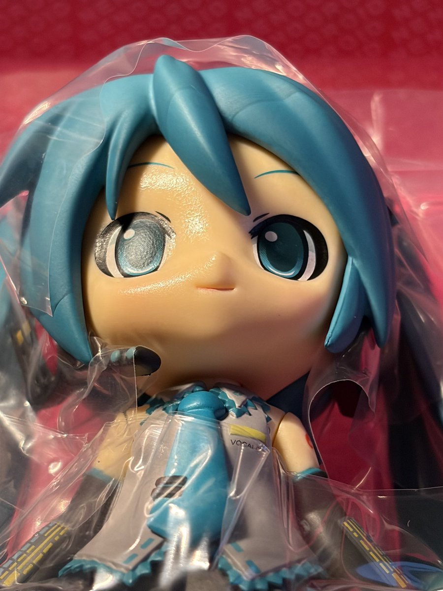 potetotot's tweet image. So apparently completely sealed old nendoroids will develop a sticky residue because the plasticizer has nowhere to evaporate 

Anyway I got an original Miku Nendo for peanuts