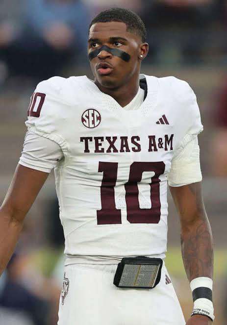 The lights are too bright for #TexasAM QB Marcel Reed.

Back to back INT puts it on ice.

Arch Manning Steps up in the clutch #Texas