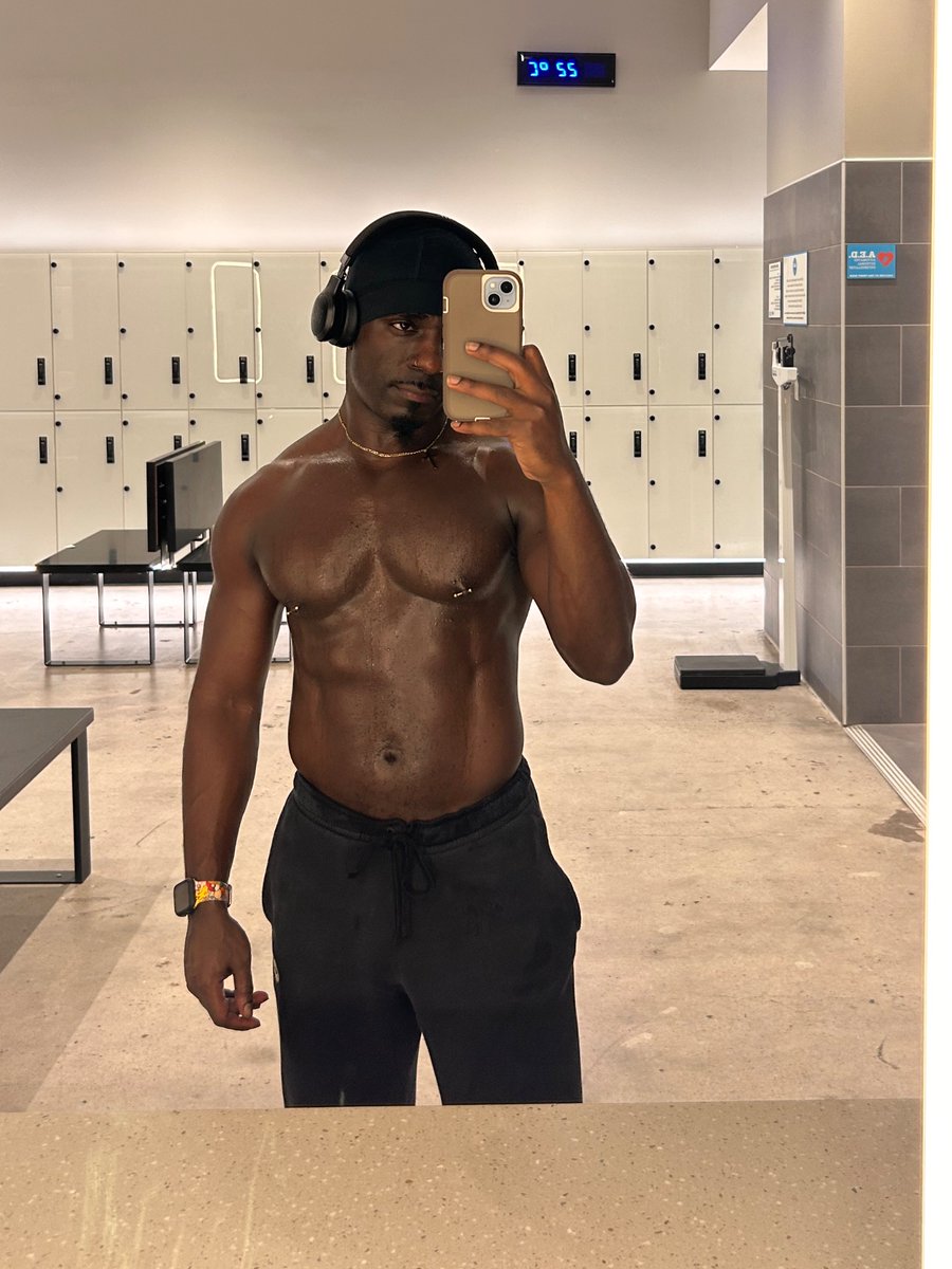 ZZaddy305's tweet photo. Lifes better on 🪐 https://t.co/eiu71zgkGD