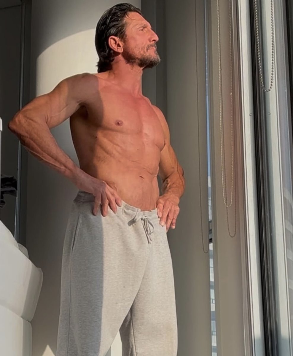 tommygunnxxx's tweet photo. Gotta love a bit of sun soaking to kick off the weekend ☀️ #sunsoaking #fitbody #weekendready https://t.co/ypGi1953Ln