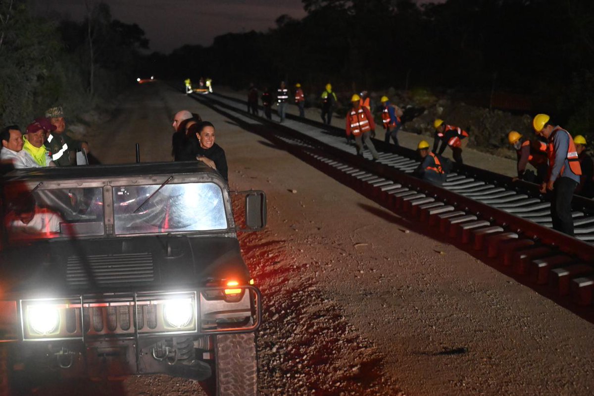 Claudiashein's tweet photo. Fortalecemos las capacidades del Tren Maya para que también sea de carga; haremos un transporte de mercancías eficiente y menos contaminante para todo el sureste. Aquí les muestro los avances en Yucatán. 

Gracias al agrupamiento de ingenieros militares “Felipe Ángeles”, que lleva a cabo esta gran obra.