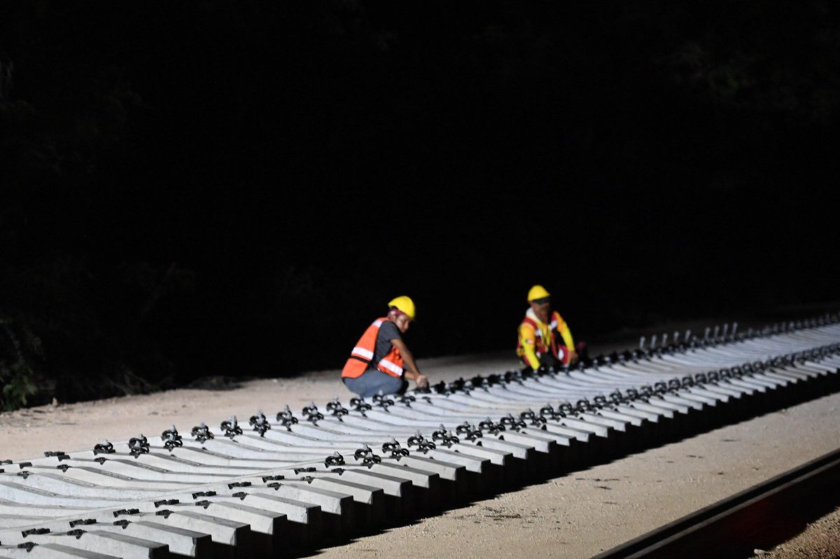 Claudiashein's tweet photo. Fortalecemos las capacidades del Tren Maya para que también sea de carga; haremos un transporte de mercancías eficiente y menos contaminante para todo el sureste. Aquí les muestro los avances en Yucatán. 

Gracias al agrupamiento de ingenieros militares “Felipe Ángeles”, que lleva a cabo esta gran obra.