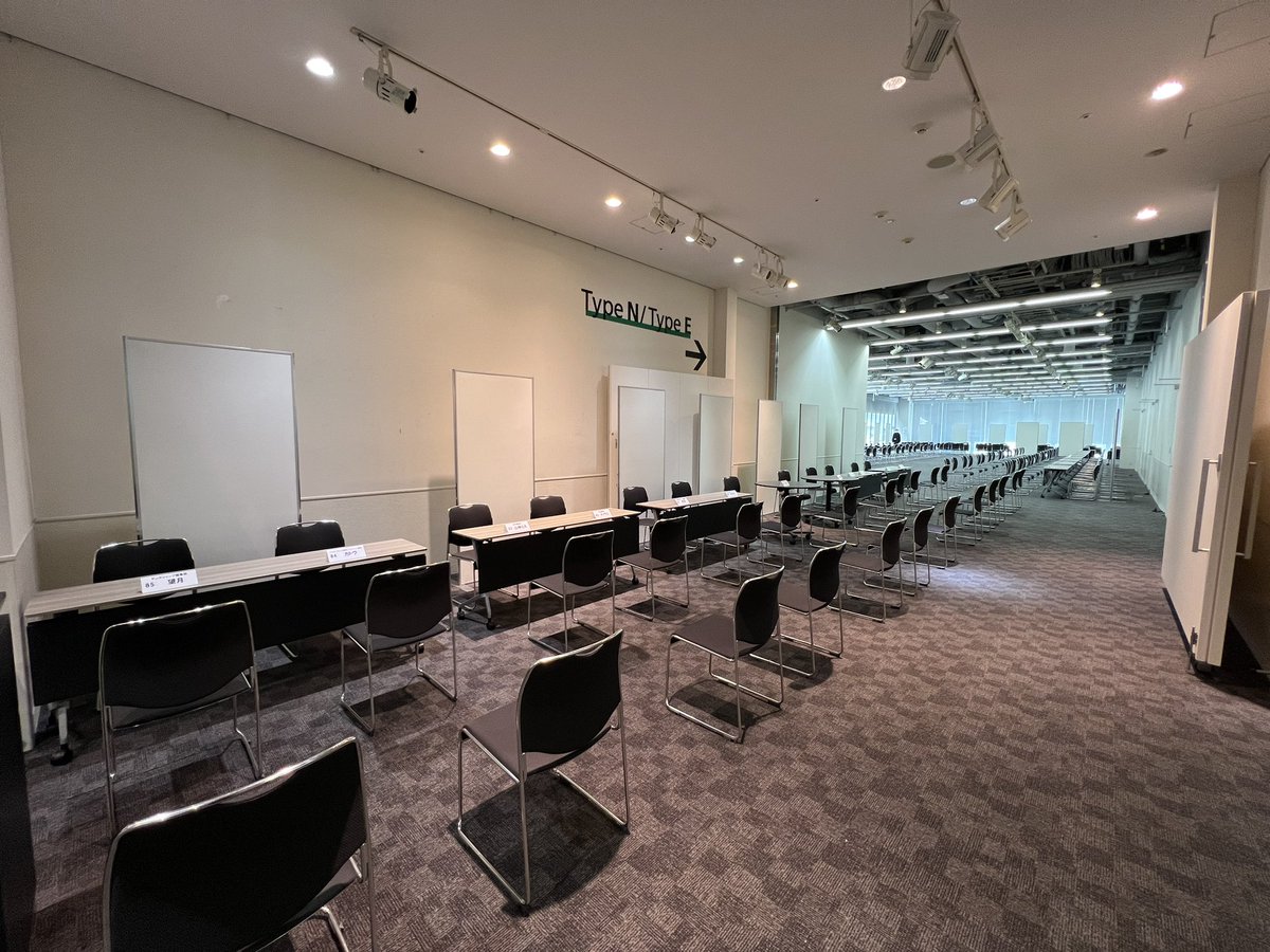 DAYS NEO REAL 2025開催中
（写真は開場直前の様子)

冷え込みが厳しく冬の到来を感じさせる一日ですが、会場はマンガ家さん(約180人)と編集者(約80人)によるガチな持ち込みで熱気に包まれています。

#DAYSNEOREAL