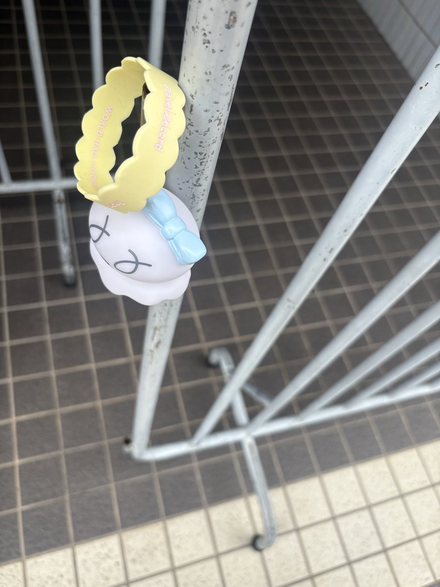 reito_02inoitr's tweet photo. 横アリの事務所前にどなたかのラババン(兵庫)とくらりライトチャーム(glow)が置いてありました
どなたか心当たりある方いませんか？
 #TravelRecordツアー 
 #拡散希望 https://t.co/ZpajvAuTRQ