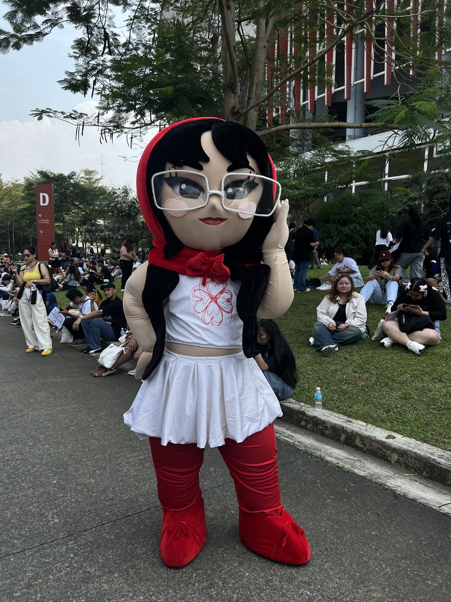 maloifansupport's tweet photo. Guess who’s here? Of course, our very own 𝗟𝘂𝗰𝗸𝘆 𝗠𝗮𝘀𝗰𝗼𝘁 is not missing #BINIfiedPHArena! 💃

Catch her at the Clover Camp Fan Zone, and feel free to take photos with her. 📸

See you, Luckies and Blooms!💛

#CloverCampInPHArena 
#MaloiFS #BINIfiedPHArena 
#bini_maloi @bini_maloi