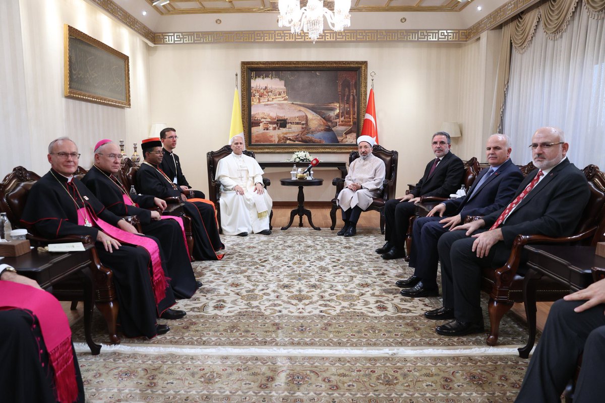 Ceddimizden, özümüzden, kendimizden utanmaya memur edildiğimiz son asrı özetleyen bir kare; galip taraf ile mağlup tarafın fotoğrafı.

Soldakiler Vatikan’ın devlet adamları, sağdakiler Türkiye’nin din adamları.
Solda köklerini koruyan batılılar, asırlardır sürdürdükleri geleneğe