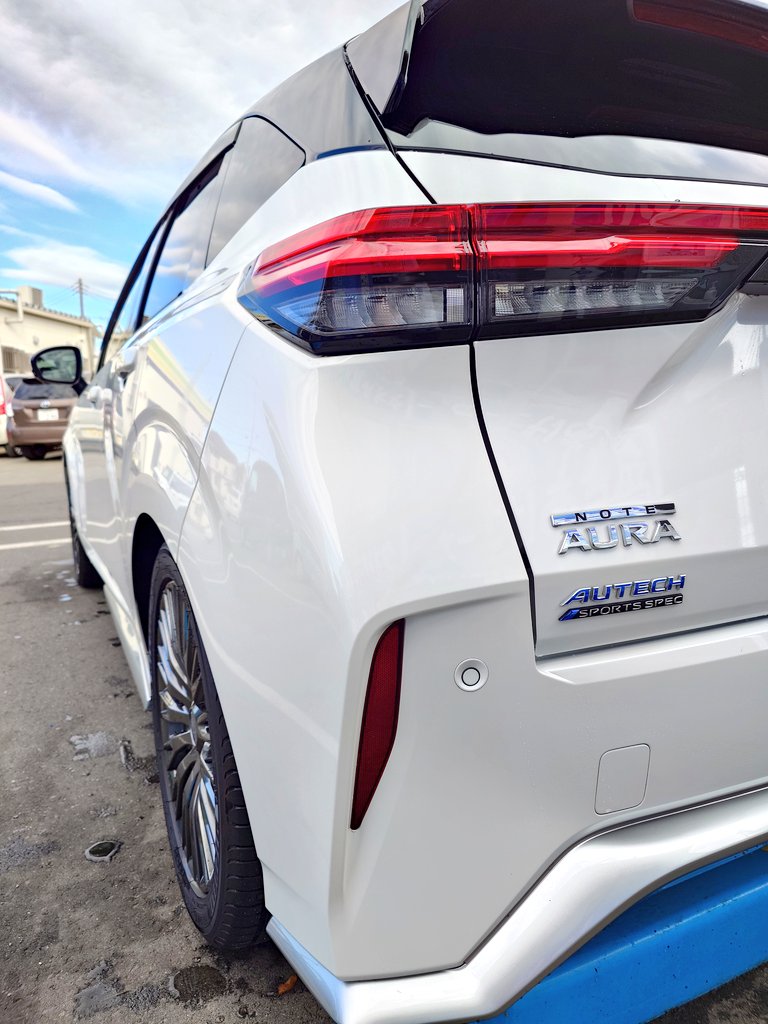kazuya77332's tweet image. 昨日雨がパラついて汚れていたのでAURAを洗車しに来た😀そろそろ冬支度だからこのタイヤとホイールとも暫くお別れ。2枚目はAUTECH SPORTS SPECのロゴにフォーカスして撮ってみました😊
#日産ノートオーラ
#AUTECH