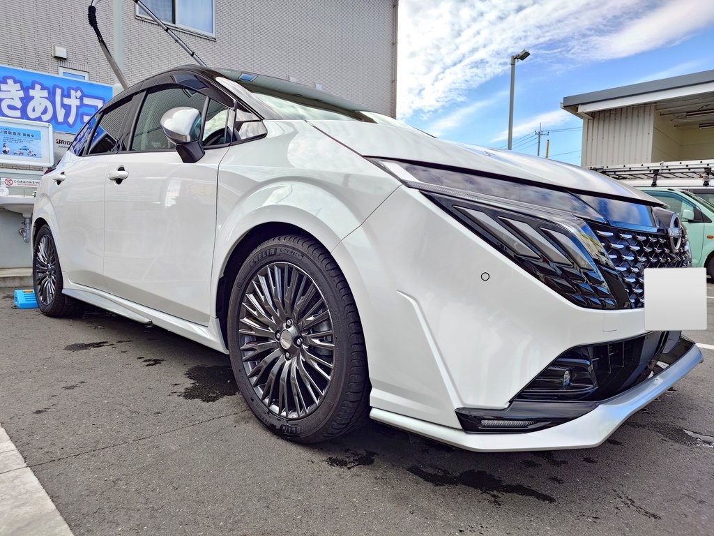 kazuya77332's tweet image. 昨日雨がパラついて汚れていたのでAURAを洗車しに来た😀そろそろ冬支度だからこのタイヤとホイールとも暫くお別れ。2枚目はAUTECH SPORTS SPECのロゴにフォーカスして撮ってみました😊
#日産ノートオーラ
#AUTECH