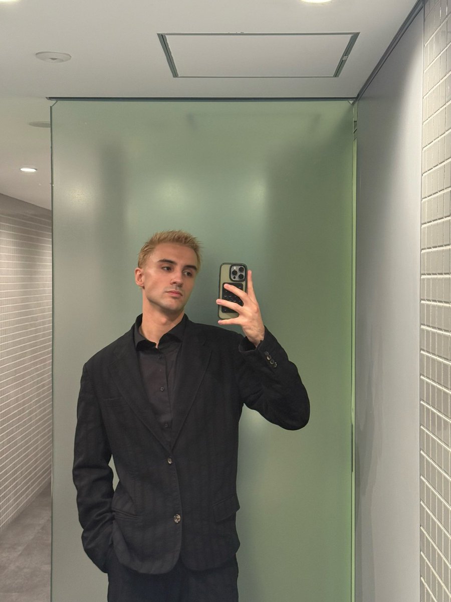 AhmedBenzouita's tweet photo. photoshoots and mirror selfies https://t.co/ZnToFLmY7Q