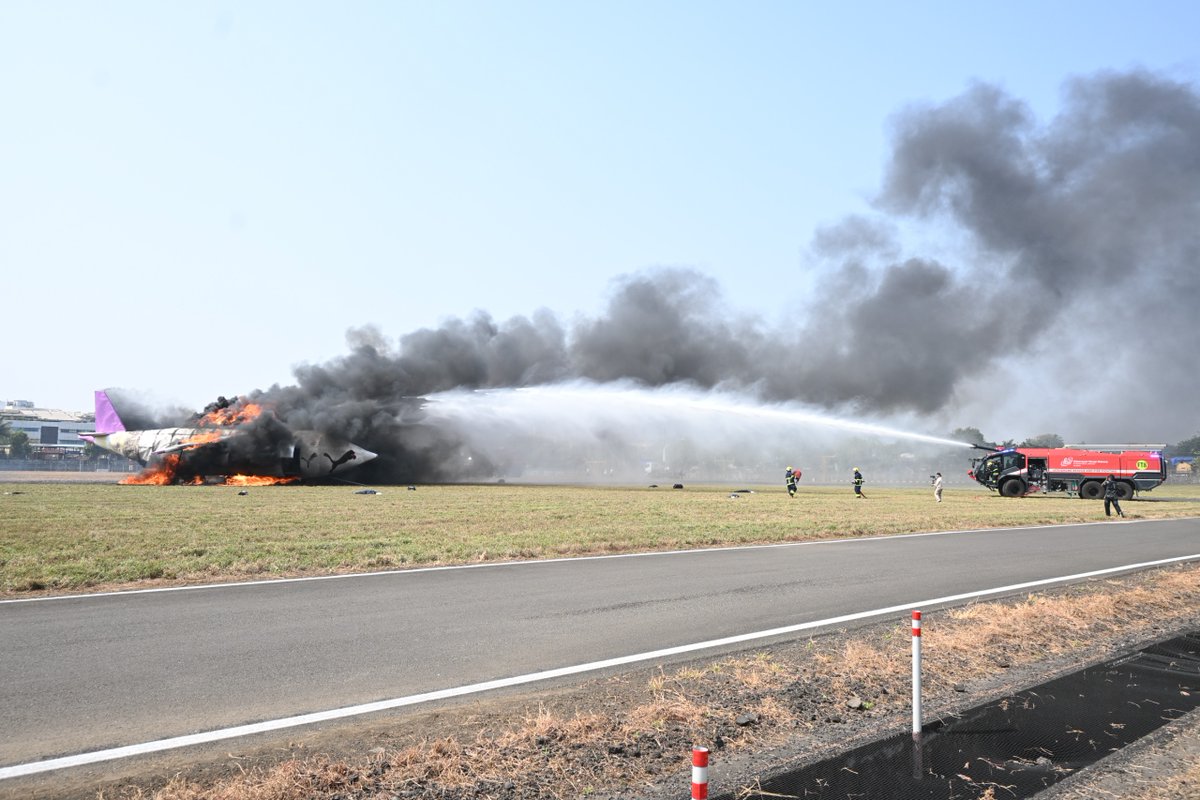 CISFHQrs's tweet image. Full-Scale Multi-Agency Emergency Exercise “Vayusuraksha” Conducted at Mumbai Airport.

A full-scale Aerodrome Emergency Exercise “Vayusuraksha” was conducted at Chhatrapati Shivaji Maharaj International Airport, #Mumbai on 27.11.2025. The simulated scenario involved an Aircraft…