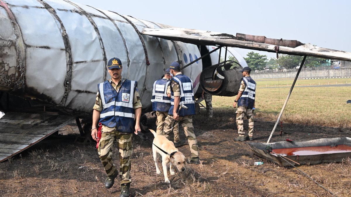CISFHQrs's tweet image. Full-Scale Multi-Agency Emergency Exercise “Vayusuraksha” Conducted at Mumbai Airport.

A full-scale Aerodrome Emergency Exercise “Vayusuraksha” was conducted at Chhatrapati Shivaji Maharaj International Airport, #Mumbai on 27.11.2025. The simulated scenario involved an Aircraft…