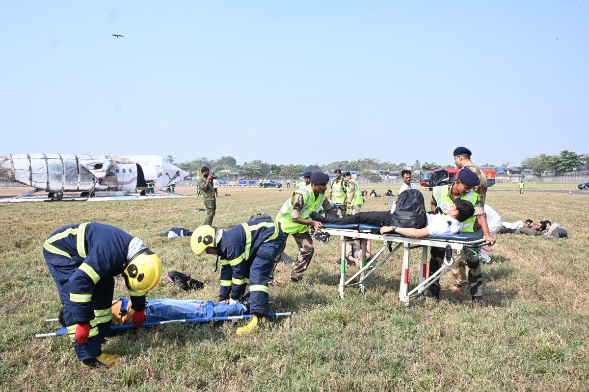 CISFHQrs's tweet image. Full-Scale Multi-Agency Emergency Exercise “Vayusuraksha” Conducted at Mumbai Airport.

A full-scale Aerodrome Emergency Exercise “Vayusuraksha” was conducted at Chhatrapati Shivaji Maharaj International Airport, #Mumbai on 27.11.2025. The simulated scenario involved an Aircraft…