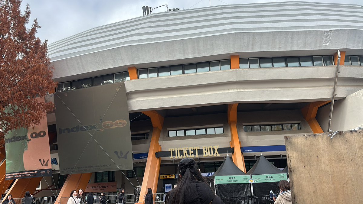 danmoodzui82's tweet photo. 혹시 우즈 콘서트 매표소 반대편에 스봉 스트랩 놓고 가신 분 계신가요?? 이 트윗 보신 분들 알티 부탁드려요!! https://t.co/4d3MRTeqAd
