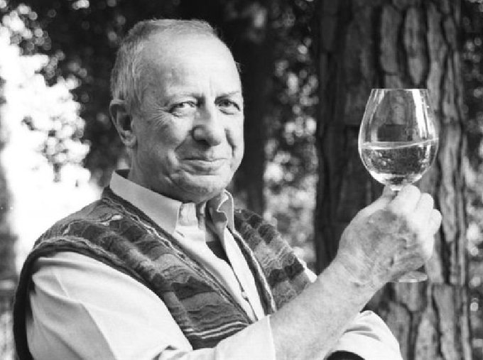 Antonio79B's tweet photo. "La morte – se naturale – è uno degli atti più benefici e attesi. Ci riporta nella natura".

Oggi nel 2004 moriva il gastronomo ed enologo #LuigiVeronelli.

#29novembre. https://t.co/pOMFl5sEO5